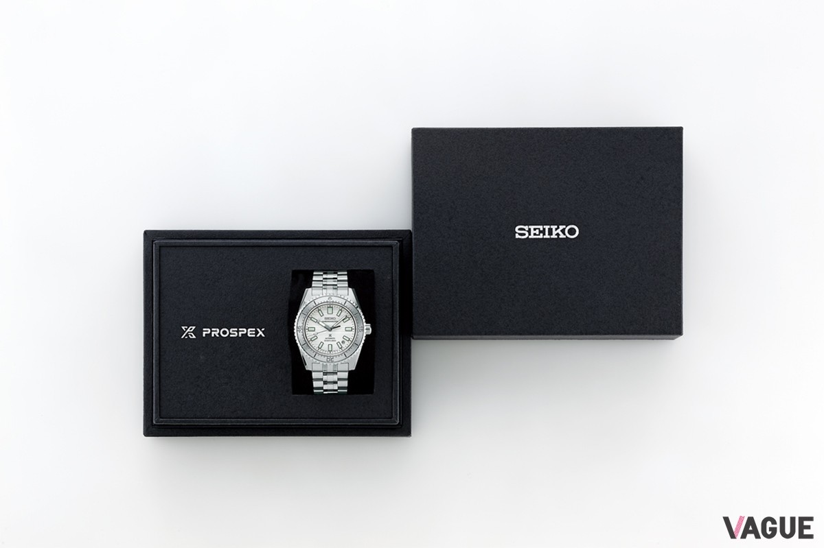 ロゴが配されたボックスに収納されている