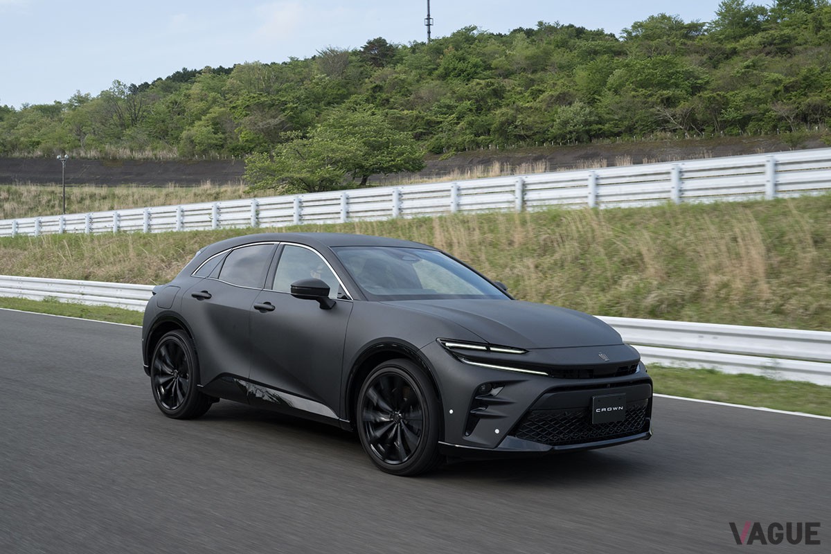 2023年5月、クラウンのオーナー向けイベントに姿を現したマットブラックに塗られた「クラウン・スポーツ」