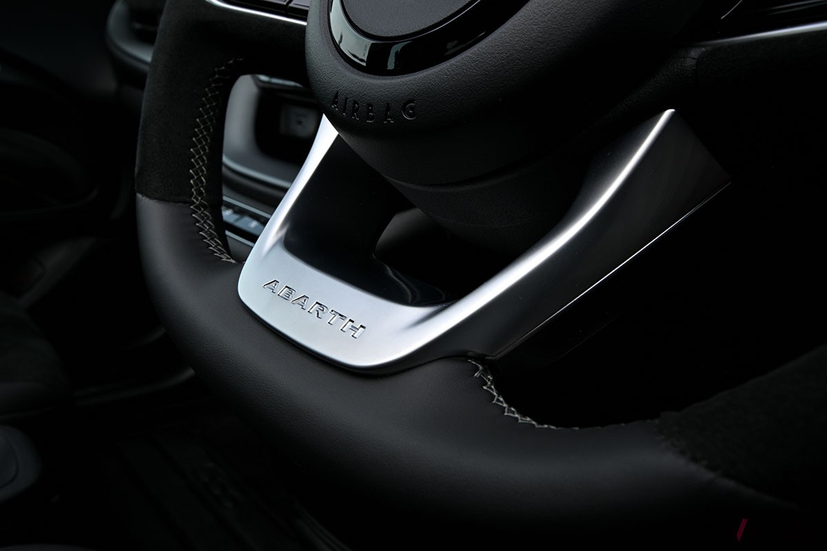 軽自動車よりちょっと大きい程度のコンパクトボディに刺激的なドライビング・エンターテインメントが詰まっているアバルト「500e」