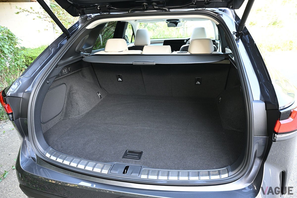 トヨタ車／レクサス車でおなじみのHEVパワートレインを搭載。なめらかな走りと省燃費など多数の美点を併せ持つレクサス「RX350h」