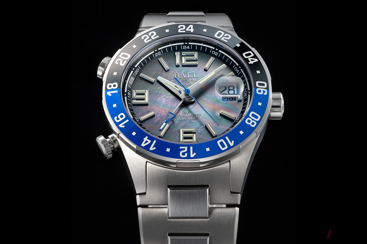 黒真珠を育む母貝の貝殻を用いたブラック マザー・オブ・パールダイヤルは全てが一点もの。天然由来の七色の輝きが楽しめる