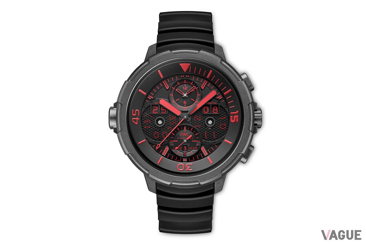 ダイヤルの上下にクロノグラフを、左右に日付と月表示を配置したダイヤルレイアウトもユニーク