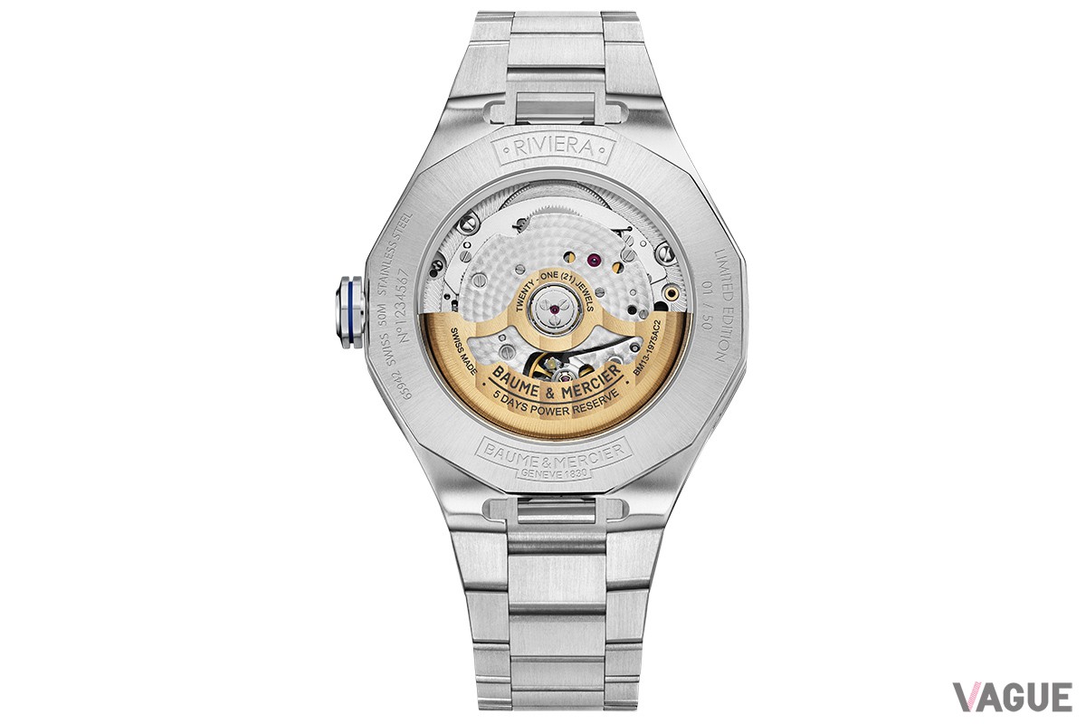 シースルーバックから覗くムーブメントの美しい装飾も見どころのひとつ