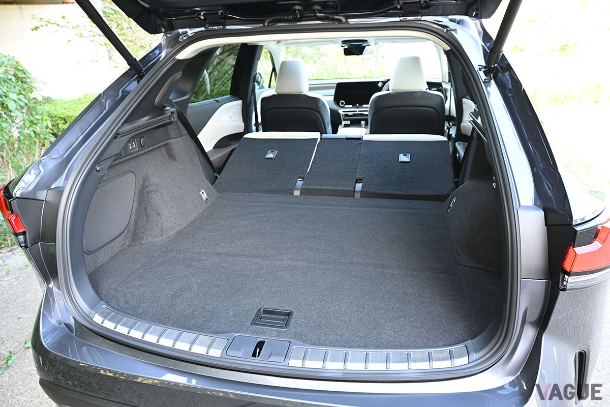 トヨタ車／レクサス車でおなじみのHEVパワートレインを搭載。なめらかな走りと省燃費など多数の美点を併せ持つレクサス「RX350h」