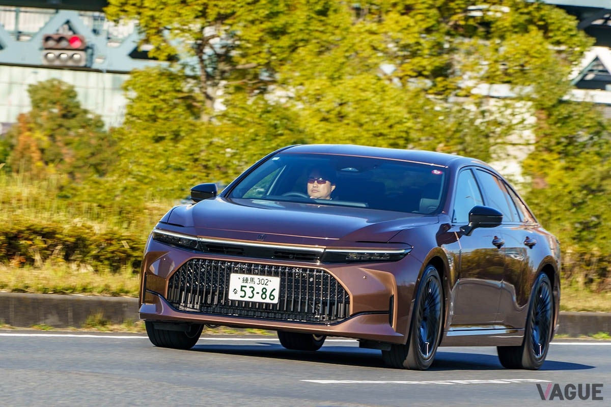HEV仕様は3セット、FCEV仕様は2セットのゴルフバッグをラゲッジスペースに積み込めるトヨタ新型「クラウン・セダン」