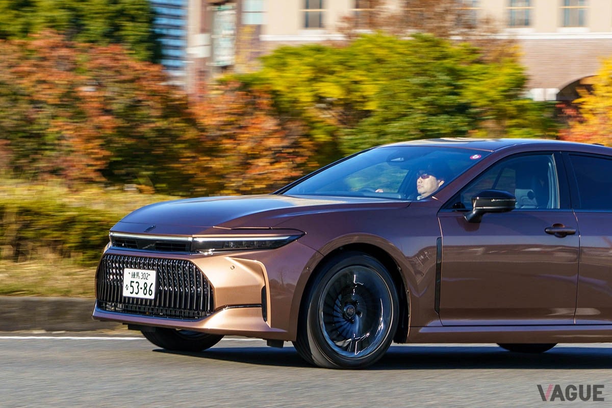 HEV仕様は3セット、FCEV仕様は2セットのゴルフバッグをラゲッジスペースに積み込めるトヨタ新型「クラウン・セダン」