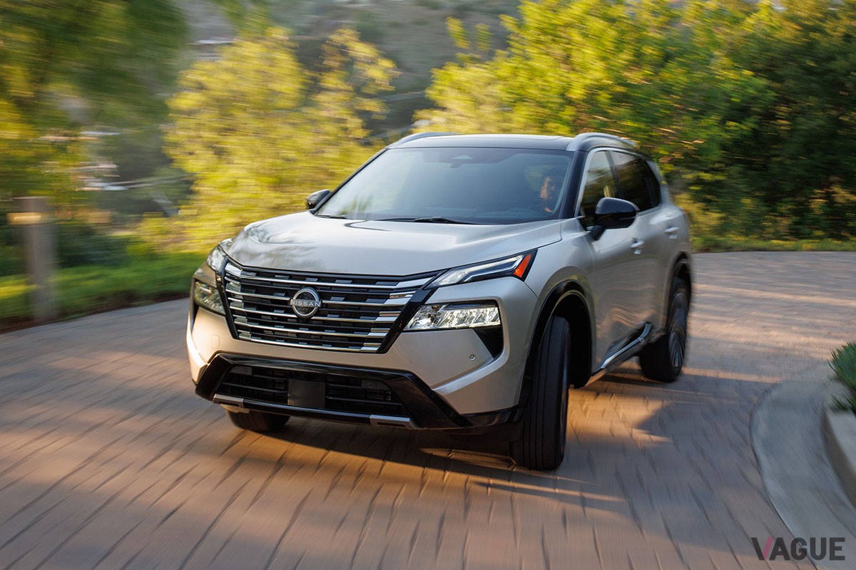 日産「エクストレイル」の北米版というべき「ローグ」が2024年モデルへと進化。なかでもフロントマスクは新時代のデザインへと刷新された