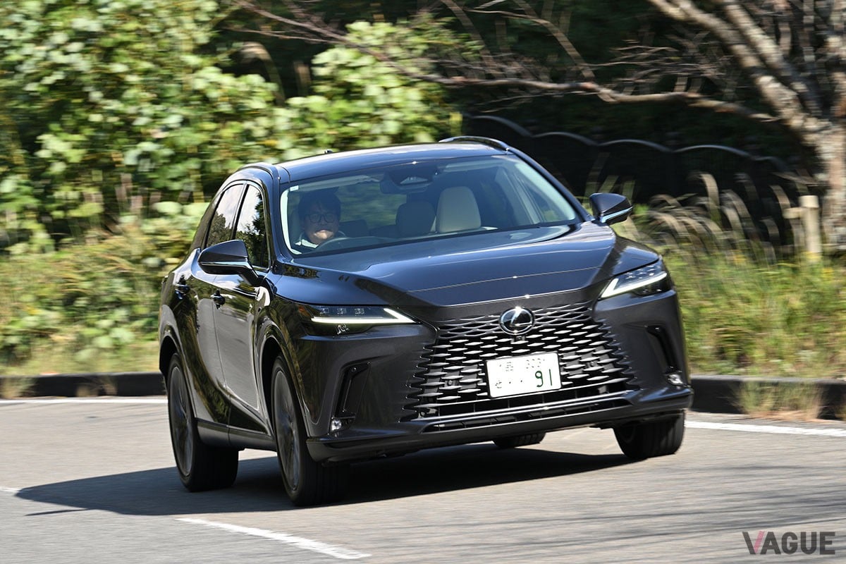 トヨタ車／レクサス車でおなじみのHEVパワートレインを搭載。なめらかな走りと省燃費など多数の美点を併せ持つレクサス「RX350h」