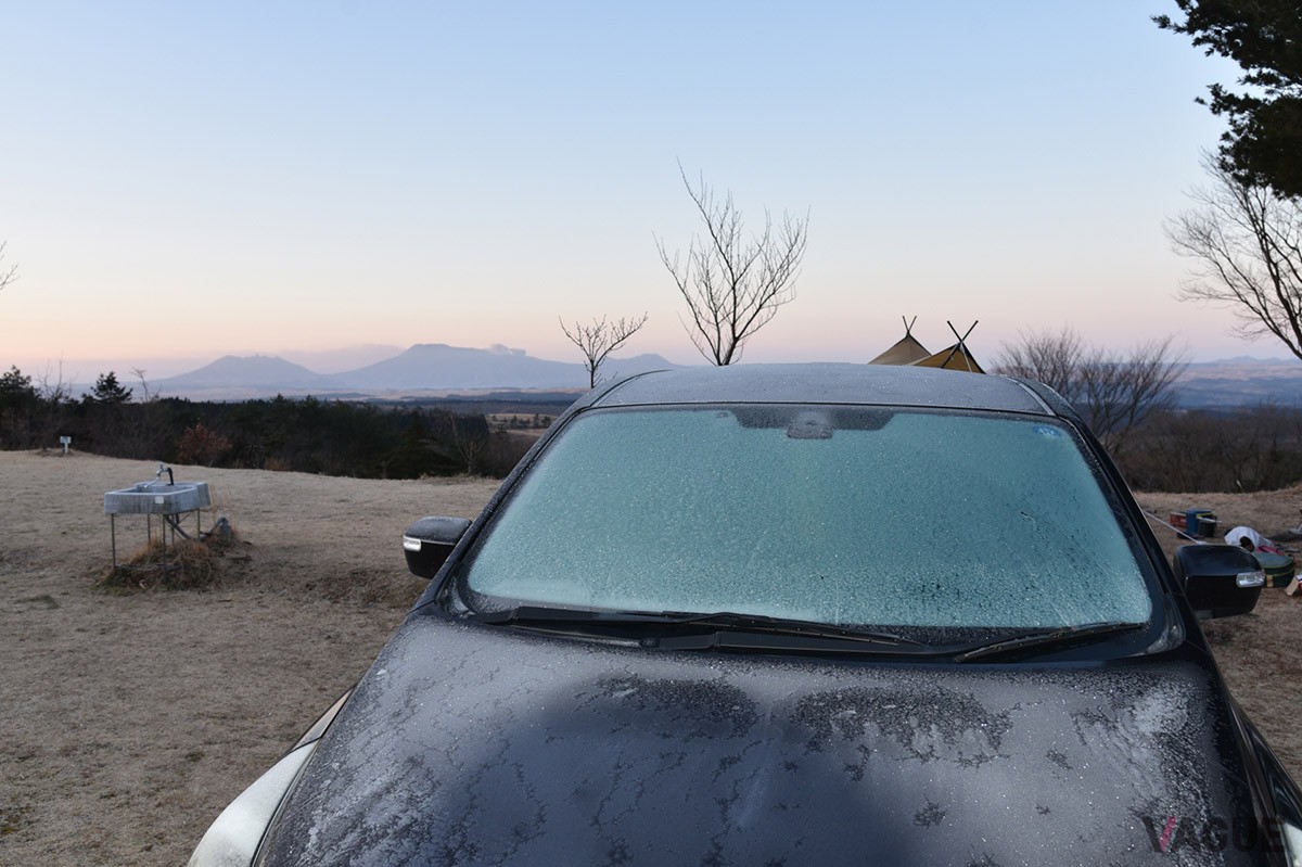キャンプ場でのエンジンをかけっぱなしの車中泊はマナー違反。また積雪すると一酸化炭素中毒の危険も