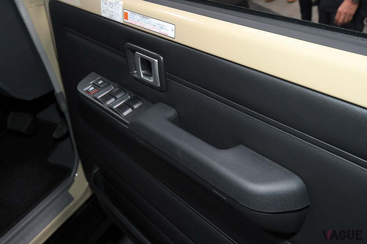 300系譲りのシート骨格やソフトな味つけのリアサスペンションなどにより、トヨタ新型「ランドクルーザー70」の後席は快適性がアップ