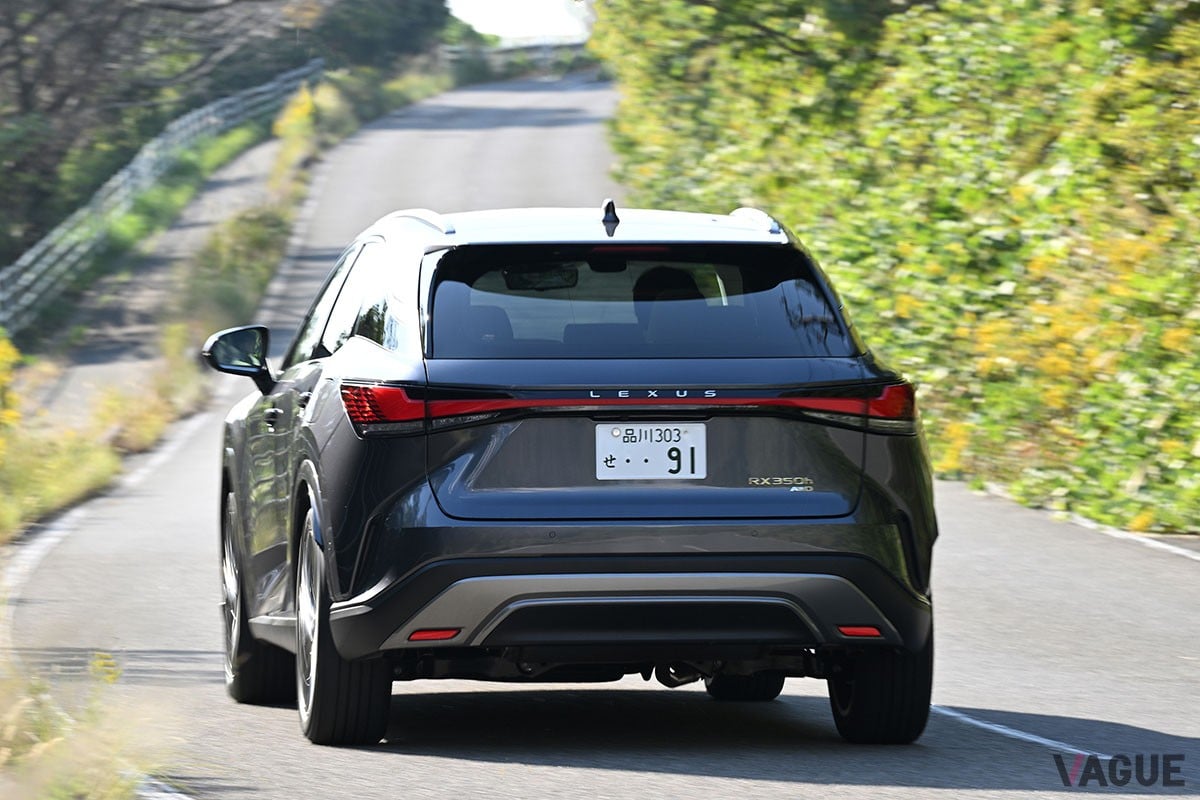 トヨタ車／レクサス車でおなじみのHEVパワートレインを搭載。なめらかな走りと省燃費など多数の美点を併せ持つレクサス「RX350h」