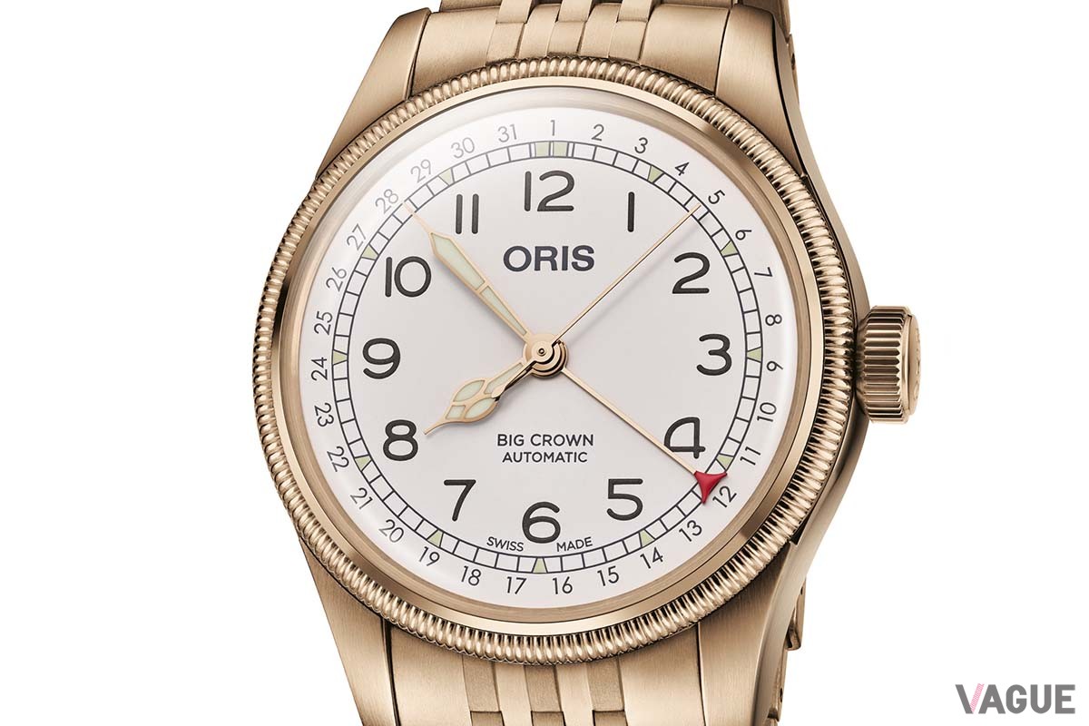 鋳造ブロンズの重厚な質感はビッグクラウンのクラシックなデザインと実に好相性