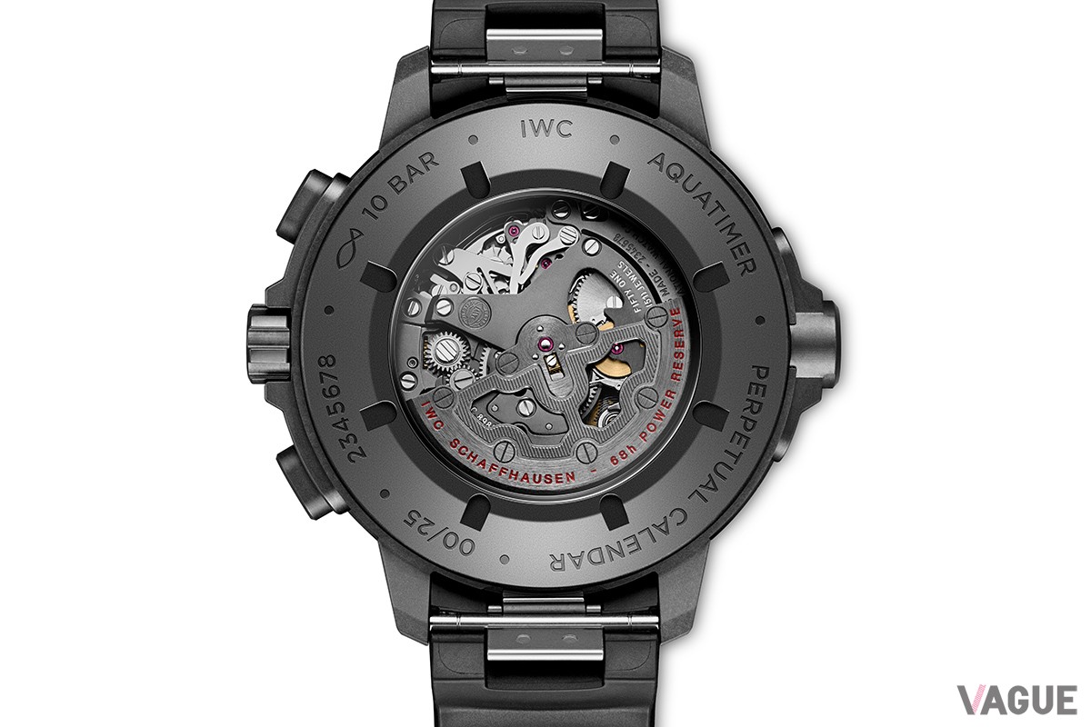 シースルーバックから覗かせるムーブメントのパーツにもブラックカラーを採用