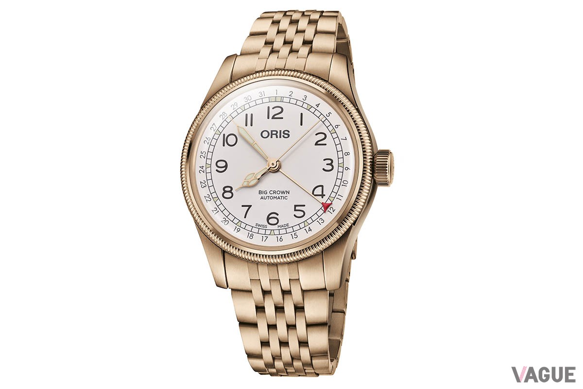 鋳造ブロンズの重厚な質感はビッグクラウンのクラシックなデザインと実に好相性