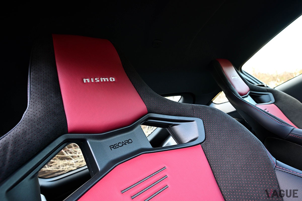 快適性には目をつむり、サーキットで極限の走りを楽しむ際に最も光輝くスポーツカーとしてセッティングされた日産「フェアレディZ NISMO」