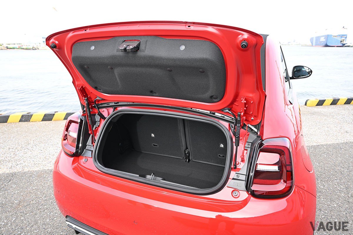 軽自動車よりちょっと大きい程度のコンパクトボディに刺激的なドライビング・エンターテインメントが詰まっているアバルト「500e」