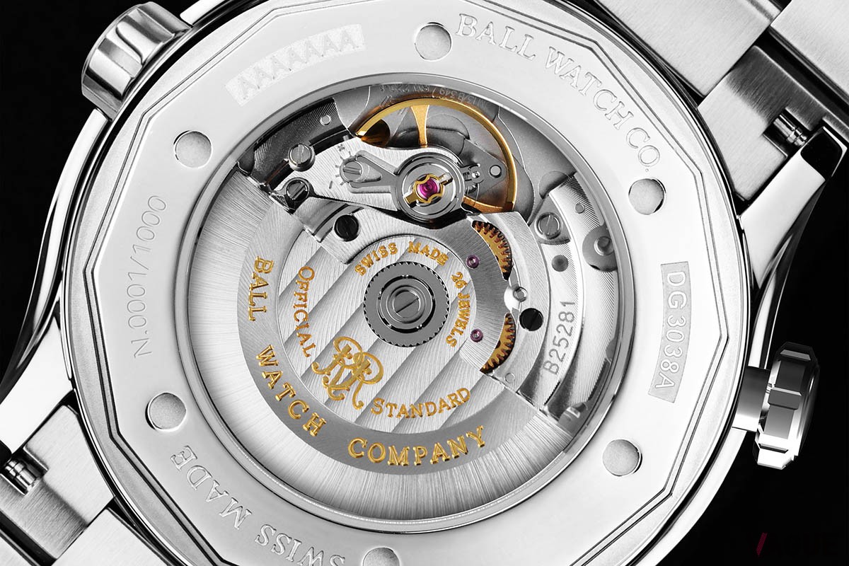 ケースバックはサファイヤクリスタルを用いたシースルー仕様。オンラインストアでは好みのシリアルナンバーを選ぶことも可能だ