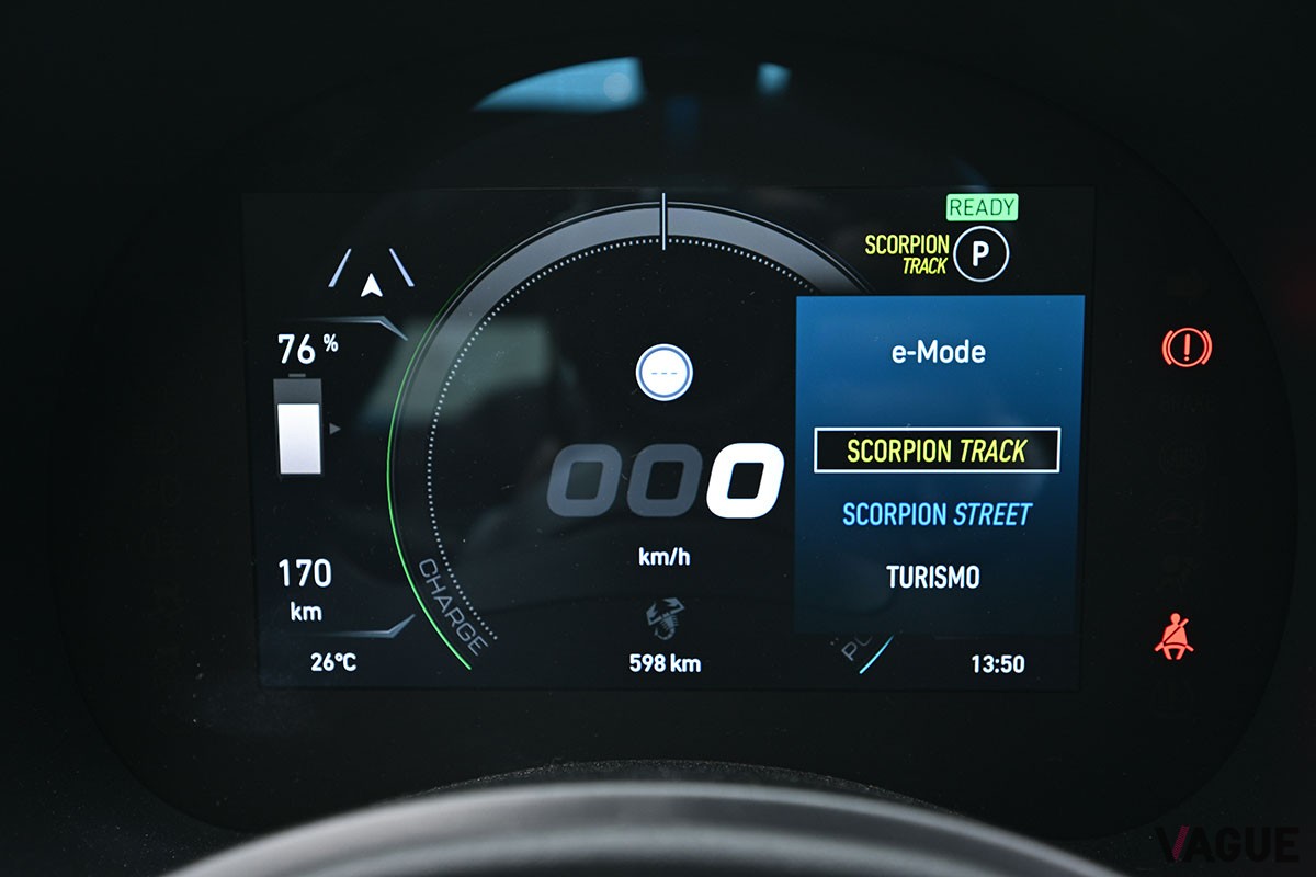 軽自動車よりちょっと大きい程度のコンパクトボディに刺激的なドライビング・エンターテインメントが詰まっているアバルト「500e」