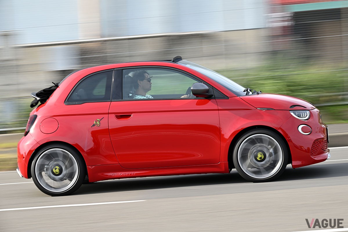 軽自動車よりちょっと大きい程度のコンパクトボディに刺激的なドライビング・エンターテインメントが詰まっているアバルト「500e」