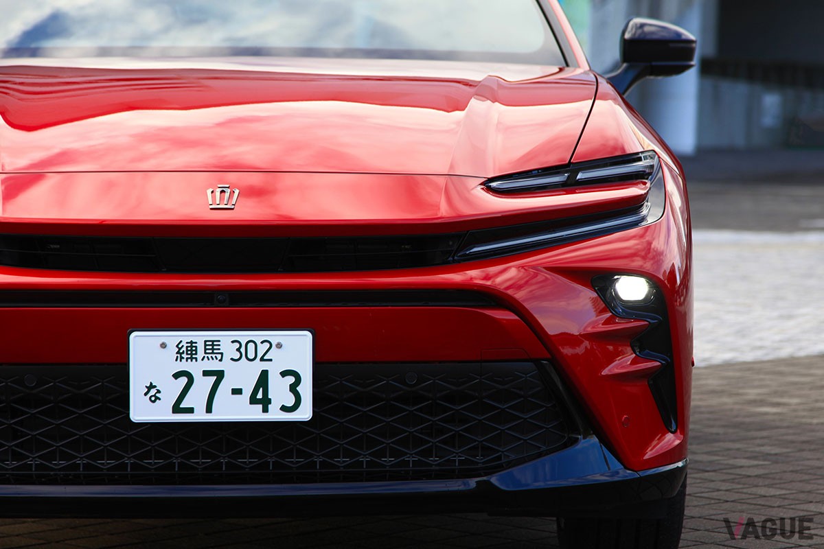 4種の個性的モデルが展開される現行「クラウン」シリーズにおいて、デザインと走りが格段にエモーショナルなトヨタ「クラウン・スポーツ」