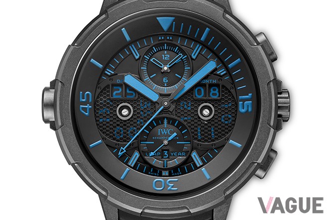 誤操作を防ぐための機構として、外側のベゼルが反時計回りのみ稼働する“IWCセーフダイブ・システム”を採用