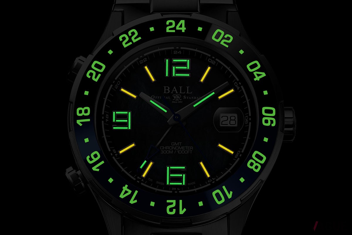 回転ベゼルにはスーパールミノバ、針とダイヤルには27個の自発光マイクロ・ガスライトを施すことで、暗所での視認性を確保