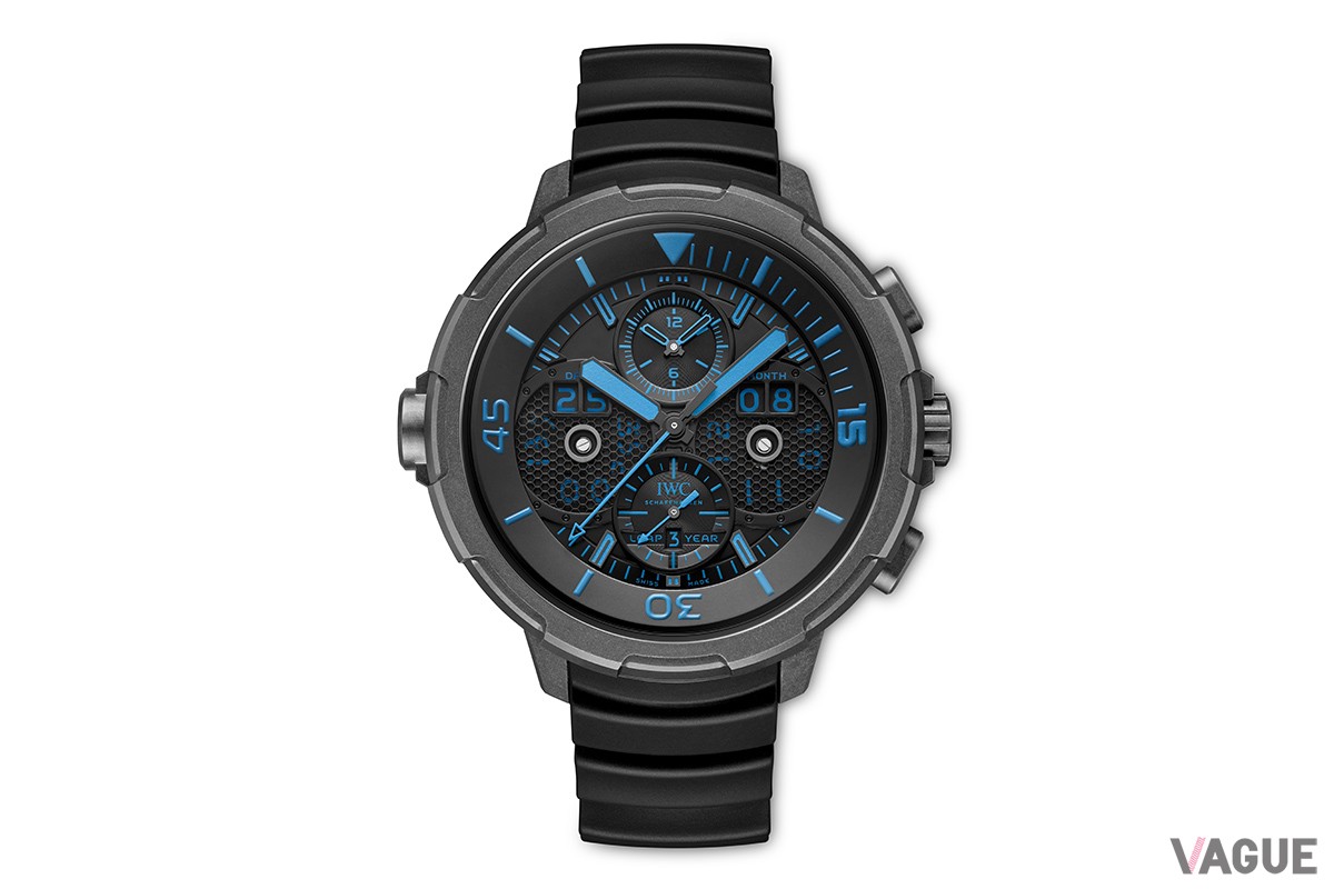 誤操作を防ぐための機構として、外側のベゼルが反時計回りのみ稼働する“IWCセーフダイブ・システム”を採用