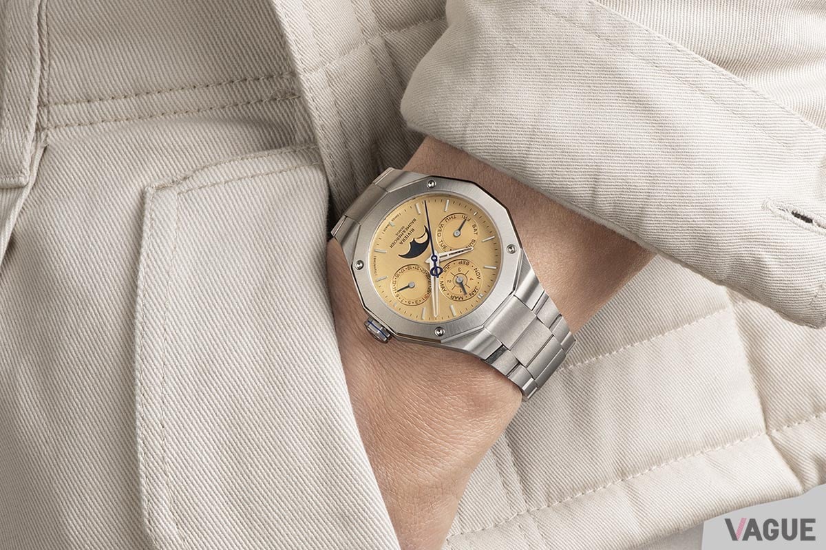 優しい光を放つサテン仕上げのゴールドダイヤル。手元に洗練された印象を与えてくれる