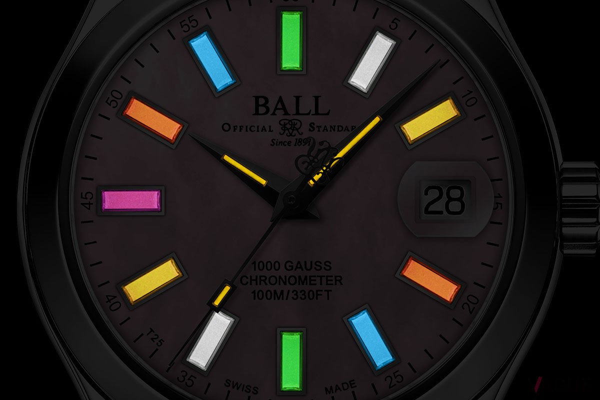 ブラックとピンク マザー・オブ・パールモデルでは、暗闇で5色の自発光マイクロ・ガスライトが美しく輝く