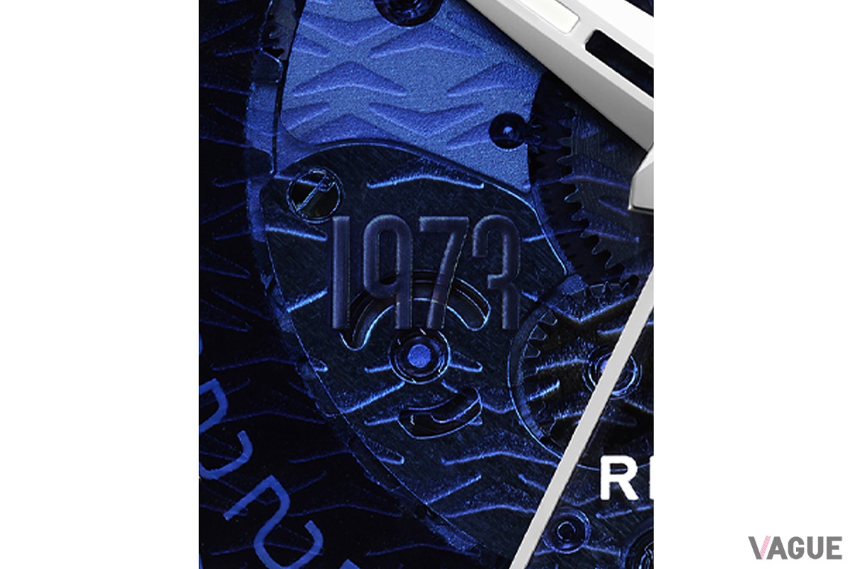 ブルースモークダイヤルの装飾に控えめに添えられた「1973」の文字