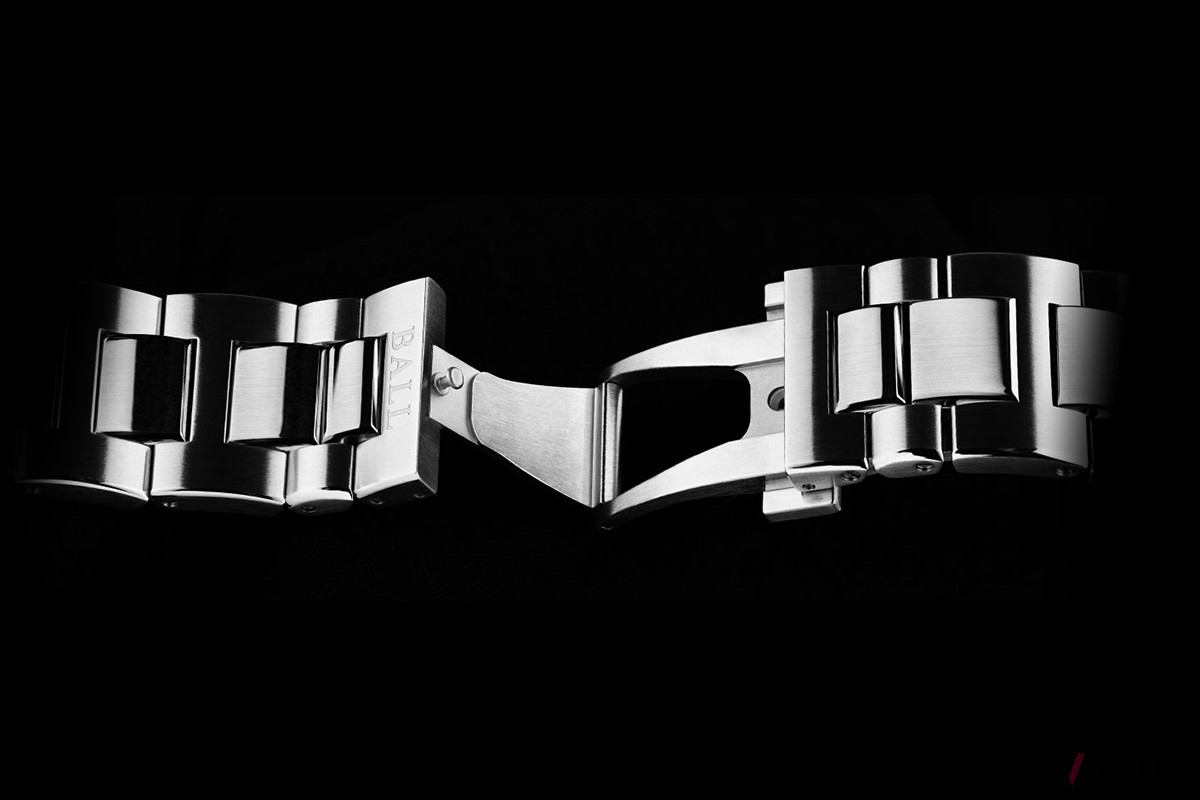 ブレスレットはチタンとステンレススティールのコンビネーション。装着時の重量バランスを計算して最適化されている