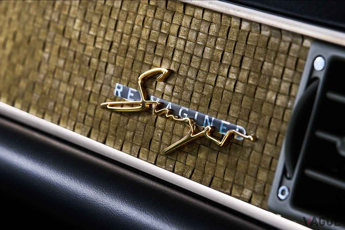 日本初上陸したシンガー「クラシック・スタディー」のインテリア