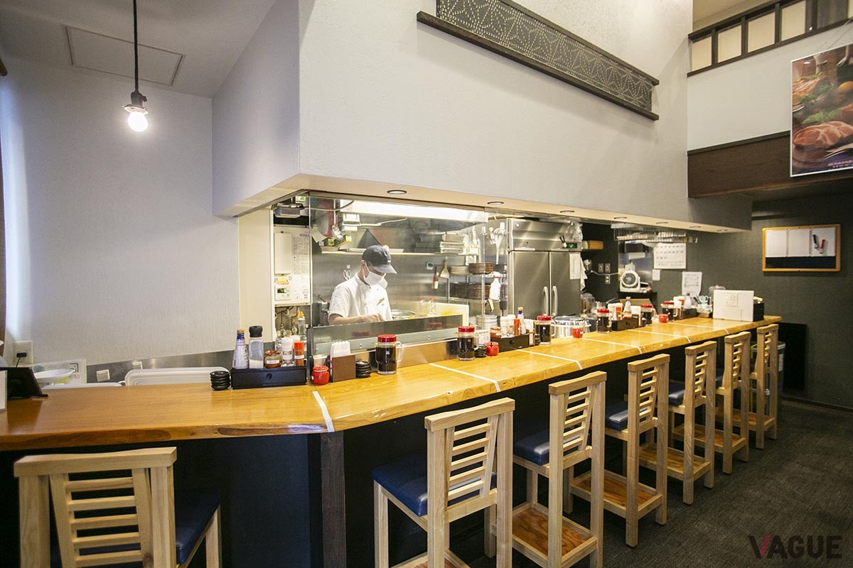 店内。カウンター席だけではなく、2階にテーブル席もある