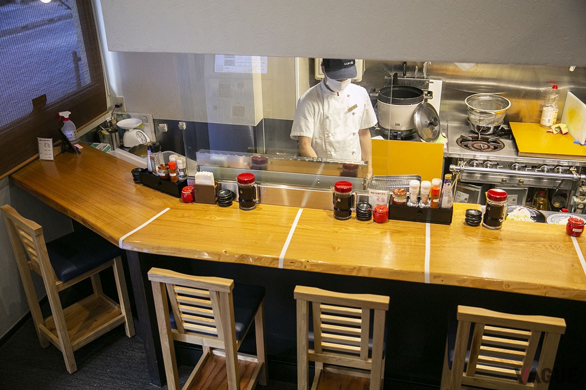 店内。カウンター席だけではなく、2階にテーブル席もある