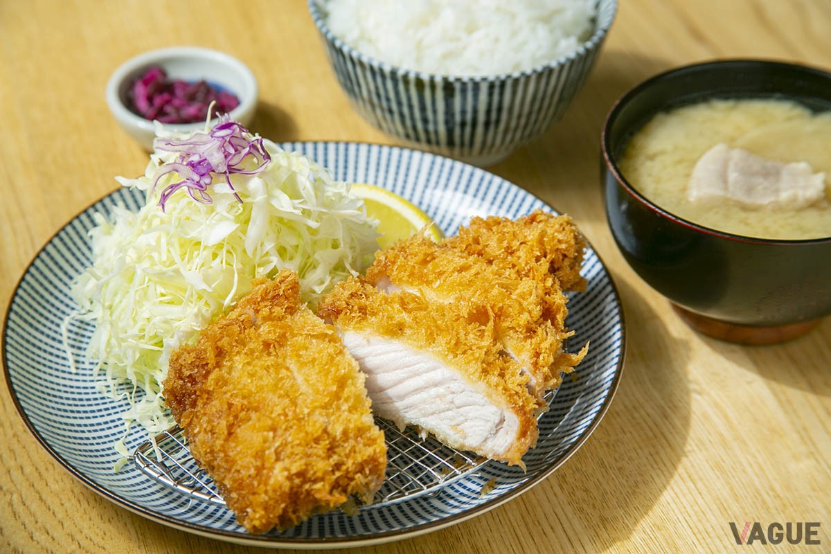 「ヒマラヤ岩塩　ナマック」をふりかけた状態。褐色の岩塩が、トンカツの脂に合う！