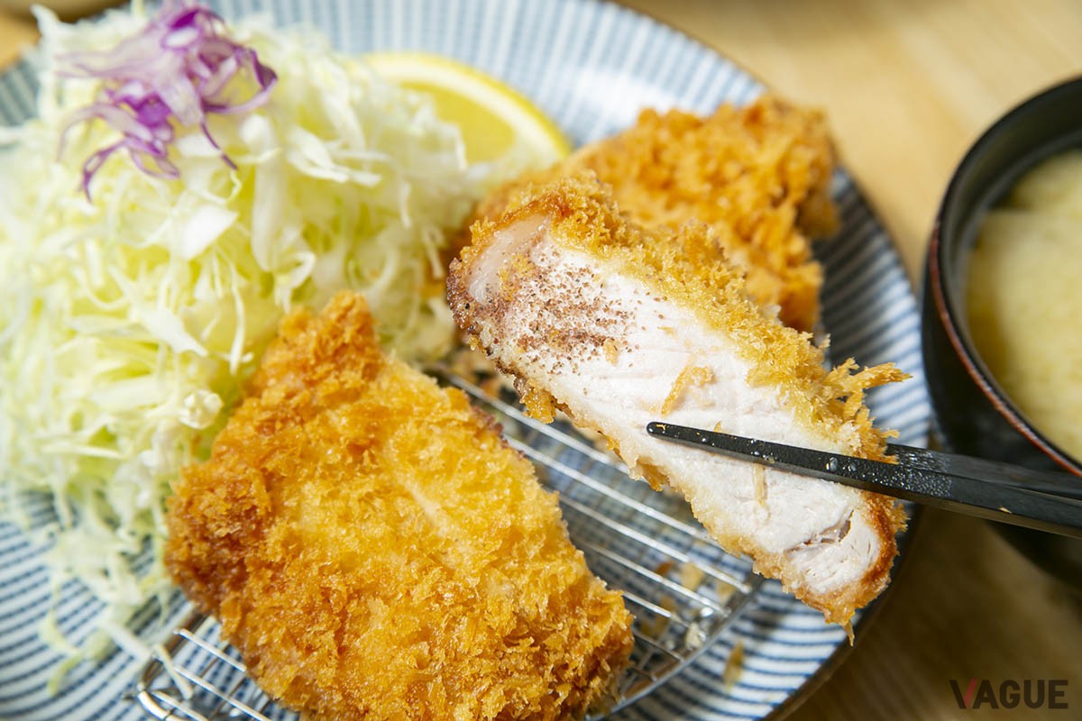 「ヒマラヤ岩塩　ナマック」をふりかけた状態。褐色の岩塩が、トンカツの脂に合う！