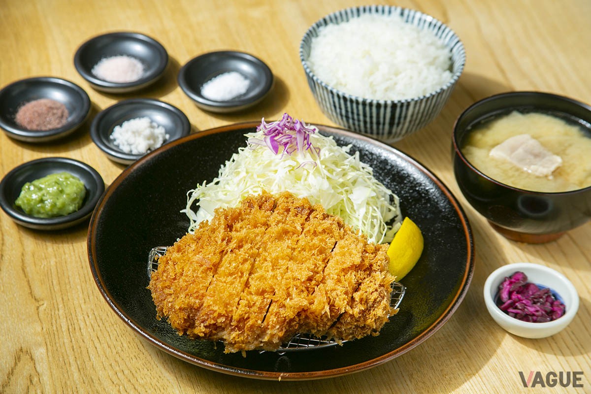 特ロースかつ定食2000円。ごはん、味噌汁、お新香がセットになっている。お味噌汁はとんかつ用の肉の端材で作る豚汁