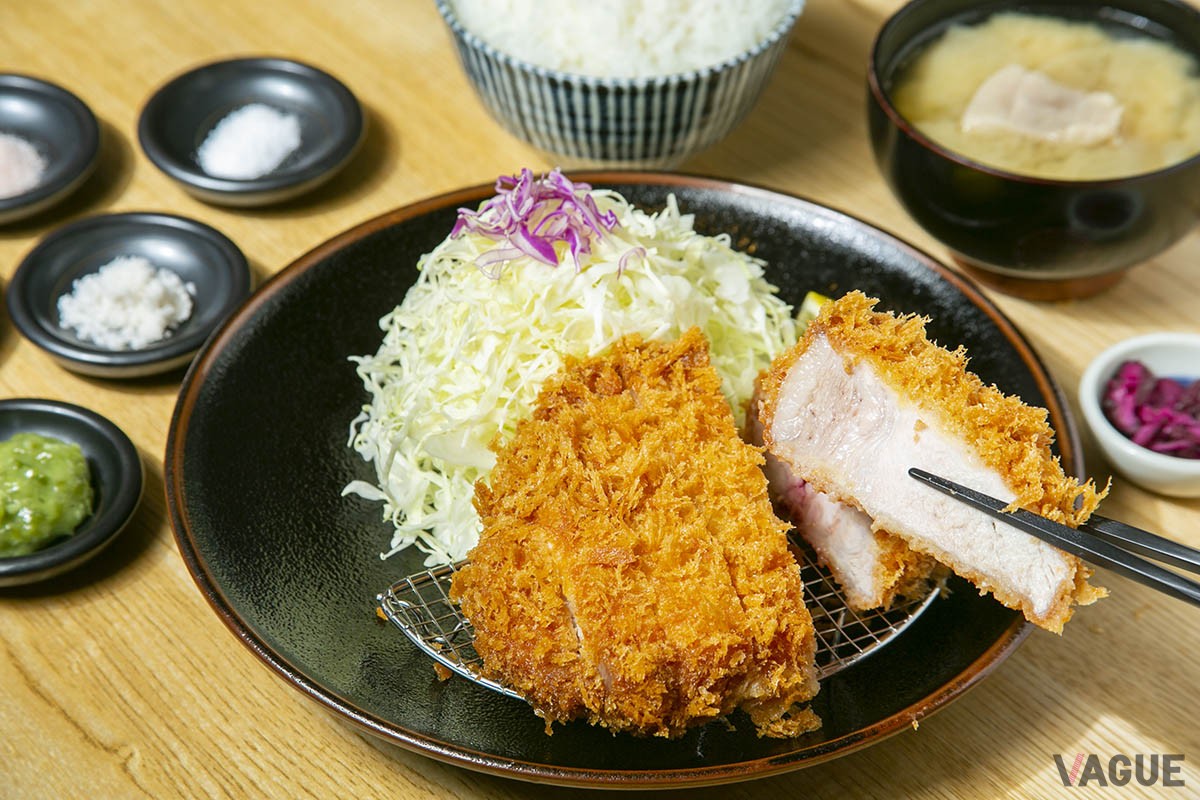 特ロースかつ定食2000円。ごはん、味噌汁、お新香がセットになっている。お味噌汁はとんかつ用の肉の端材で作る豚汁
