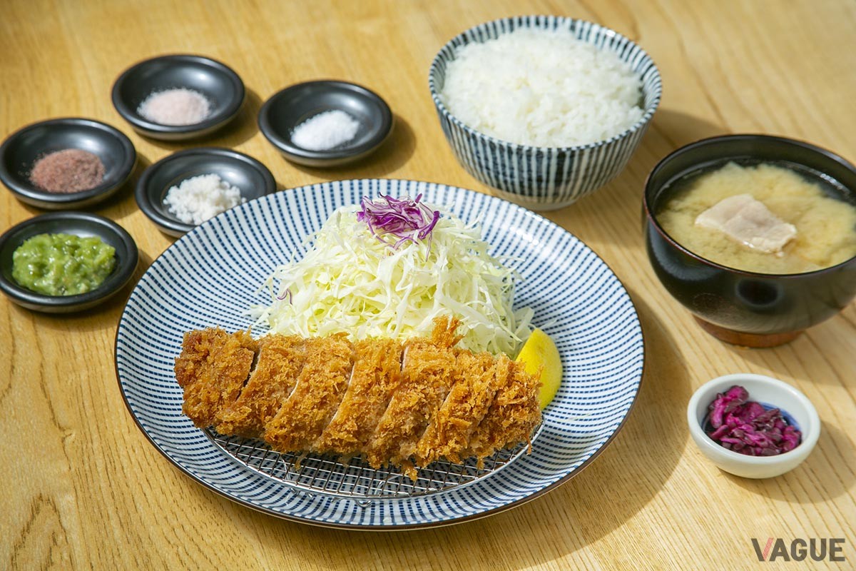 特ひれかつ定食2500円。こちらもごはん、味噌汁、お新香がセット。ザクザクの衣もいい感じ