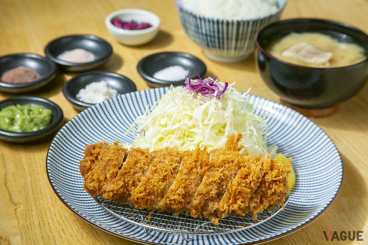 特ひれかつ定食2500円。こちらもごはん、味噌汁、お新香がセット。ザクザクの衣もいい感じ
