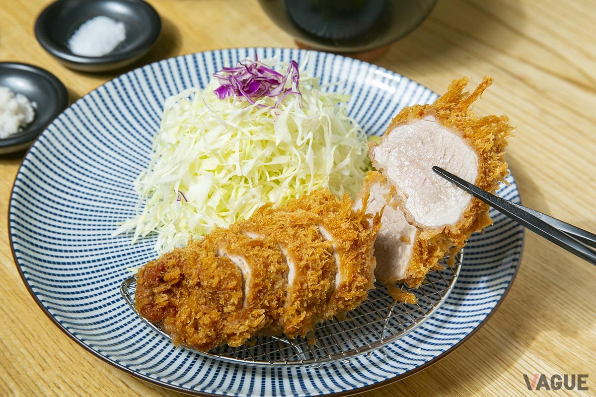 特ひれかつの断面はうっすらとしたピンク。しっとり、むっちりしているのがわかる