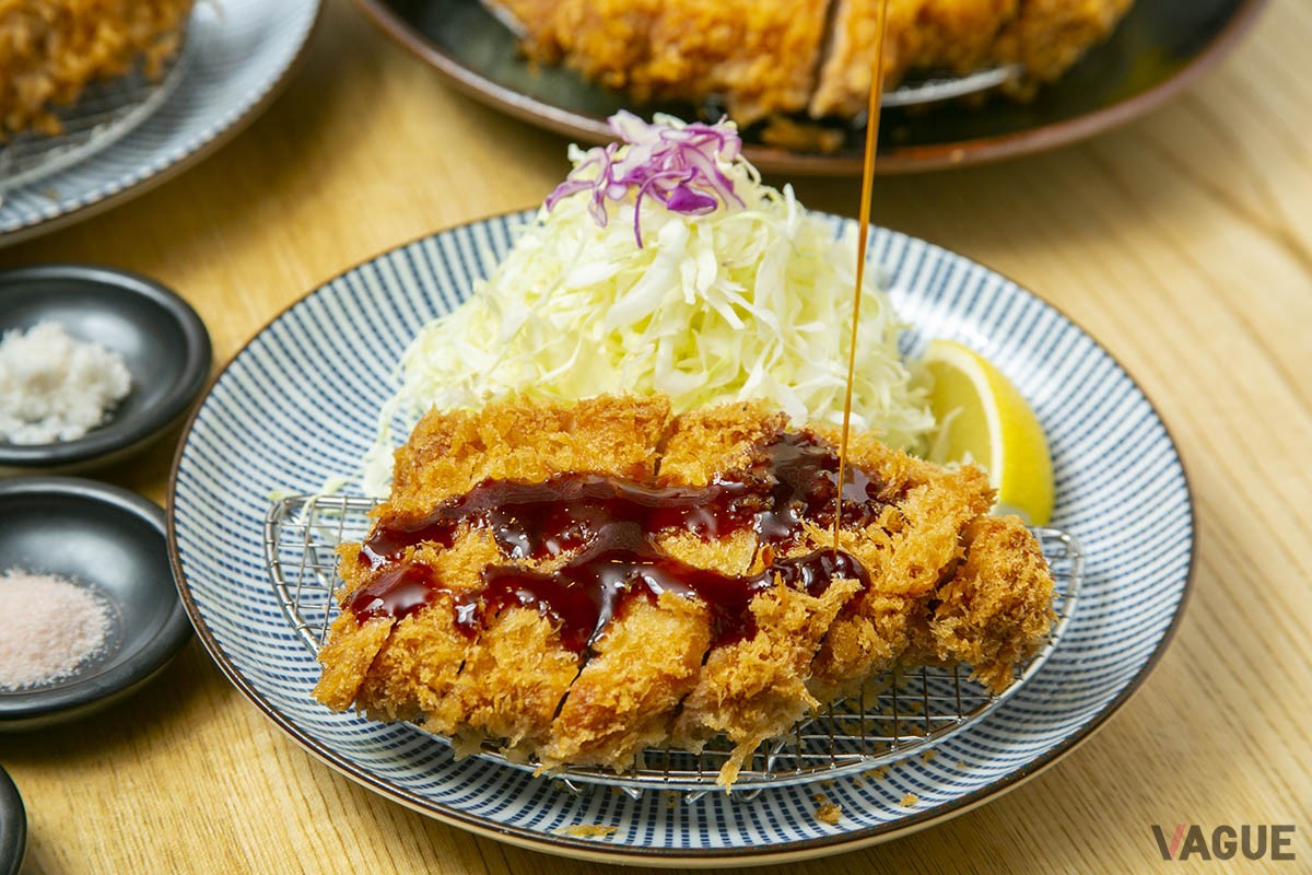 定番のソースでおいしくいただく