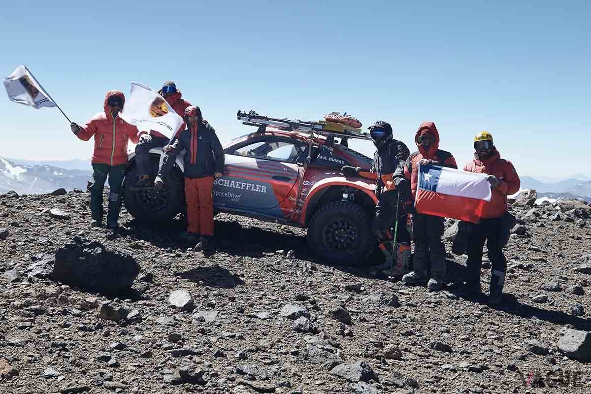 チリのオホス・デル・サラド火山の頂上まで自走し高度世界記録を達成