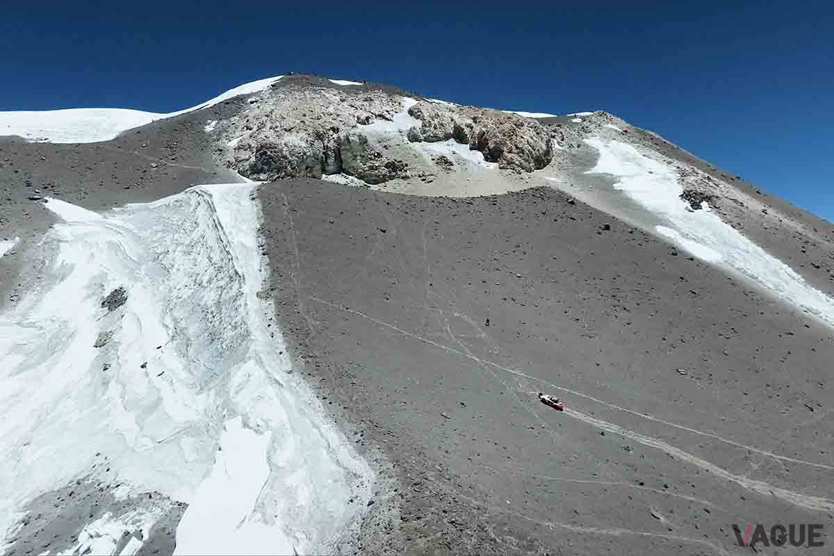 チリのオホス・デル・サラド火山の頂上まで自走し高度世界記録を達成
