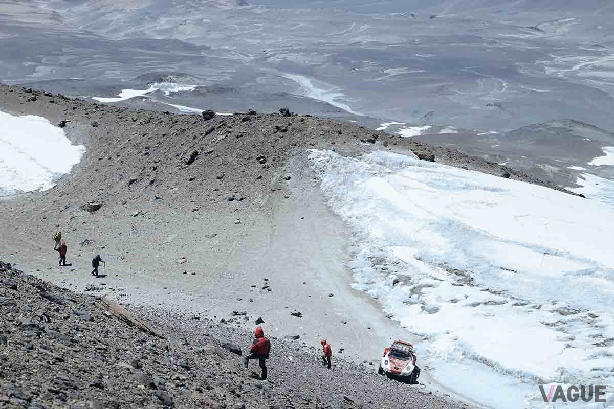 チリのオホス・デル・サラド火山の頂上まで自走し高度世界記録を達成