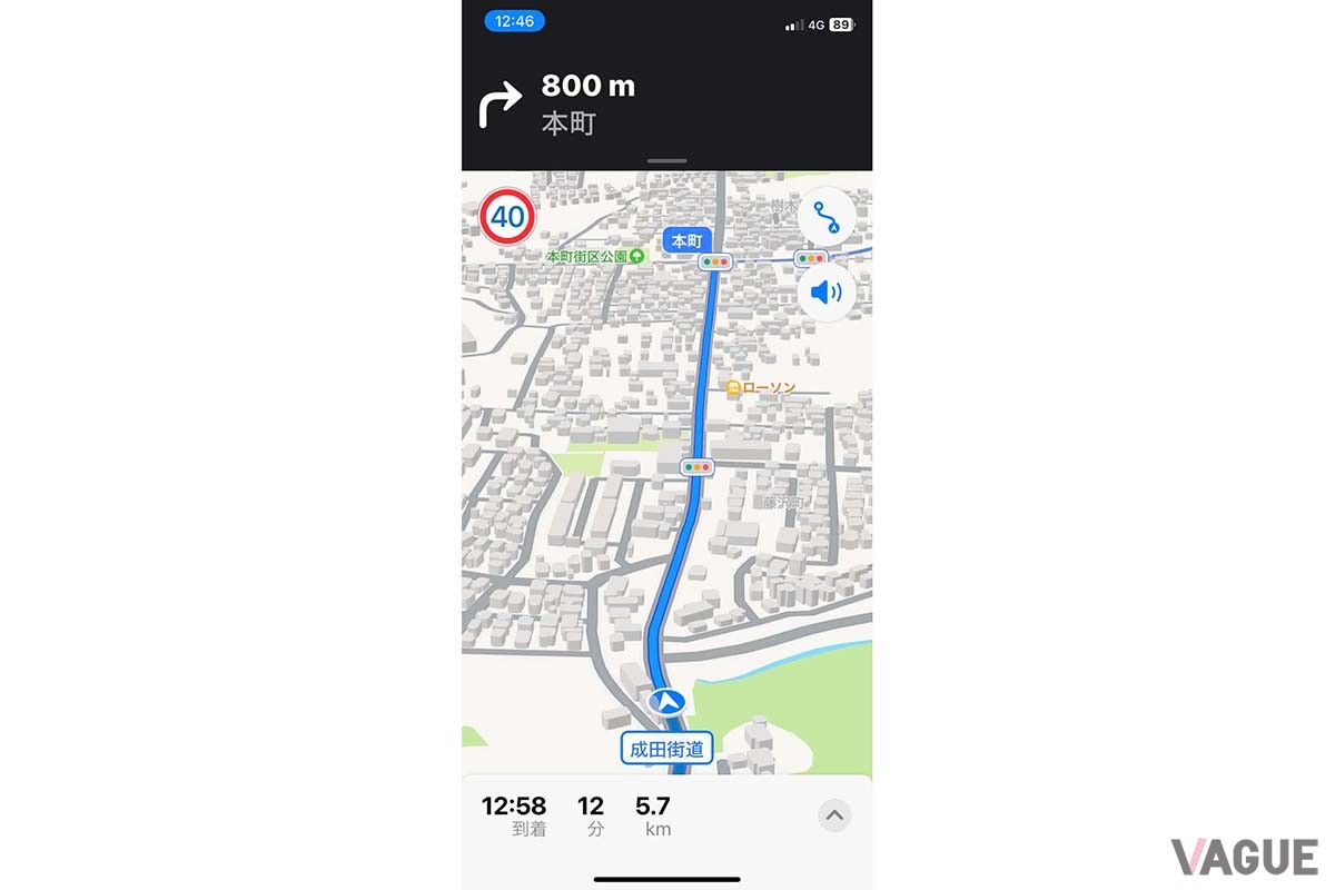 iPhone単独でルート案内を表示した例。ルート上に交差点名や信号、交通情報を表示。分岐点まで距離がある時は3D表示となる