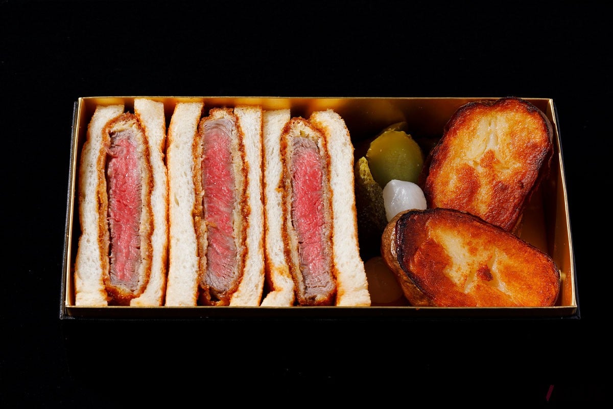 ホテルの厨房で焼き上げられる自家製ブレッド（パン）で仕上げられたビーフカツサンドには、香ばしいグリルポテトとピクルスが添えられます