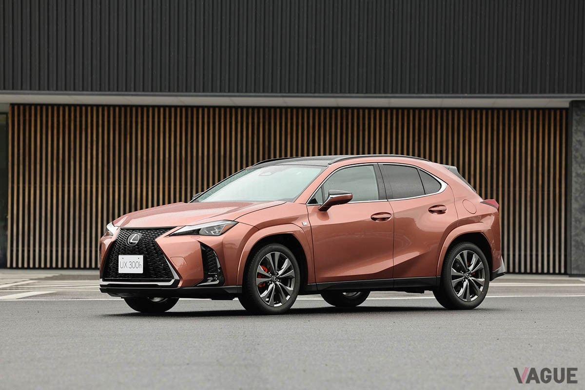 パワートレインをハイブリッドとEVに集約したレクサス新型「UX」は、ボディやサスペンションなどの強化もあって走り味が劇的に良化