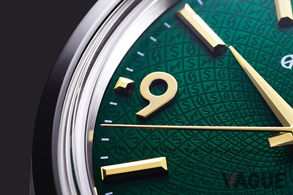 9時位置にのみGS9 Clubロゴに使用されている書体を再現したアラビア数字のインデックスが配されるアシンメトリカルなフェイスが印象的