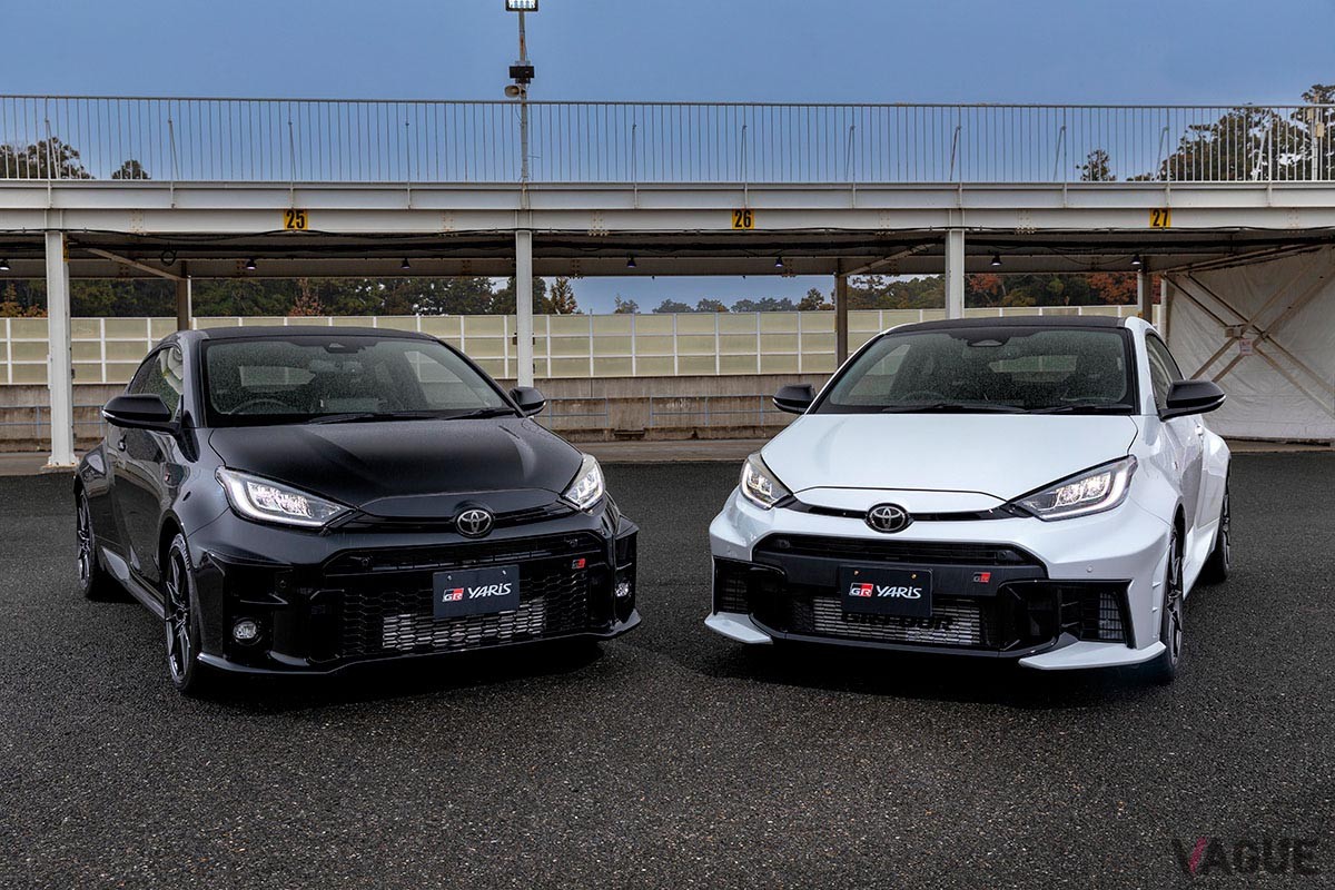 モータースポーツへの参戦やスポーツ走行を意識した大幅な改良が施されたトヨタ新型「GRヤリス」（写真左は従来モデル）